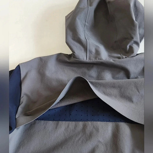 || OUTDOOR VOICES || Stretch Crepe rain jacket - Picture 10 of 10